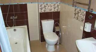 Гостиница Виват Краснодар Трехместный номер с основными удобствами и общей ванной комнатой-1