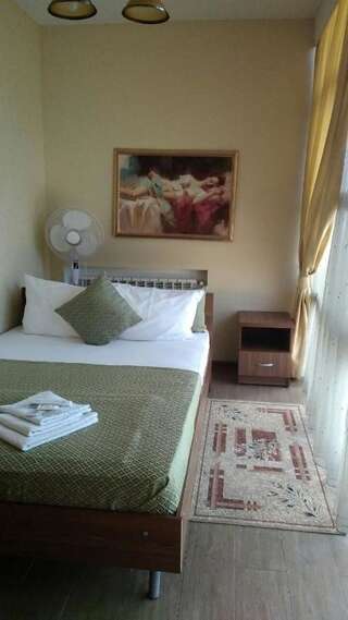 Гостиница Виват Краснодар Трехместный номер с основными удобствами и общей ванной комнатой-2