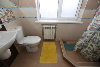 Гостиница Виват Краснодар Четырехместный номер с общей ванной комнатой-2